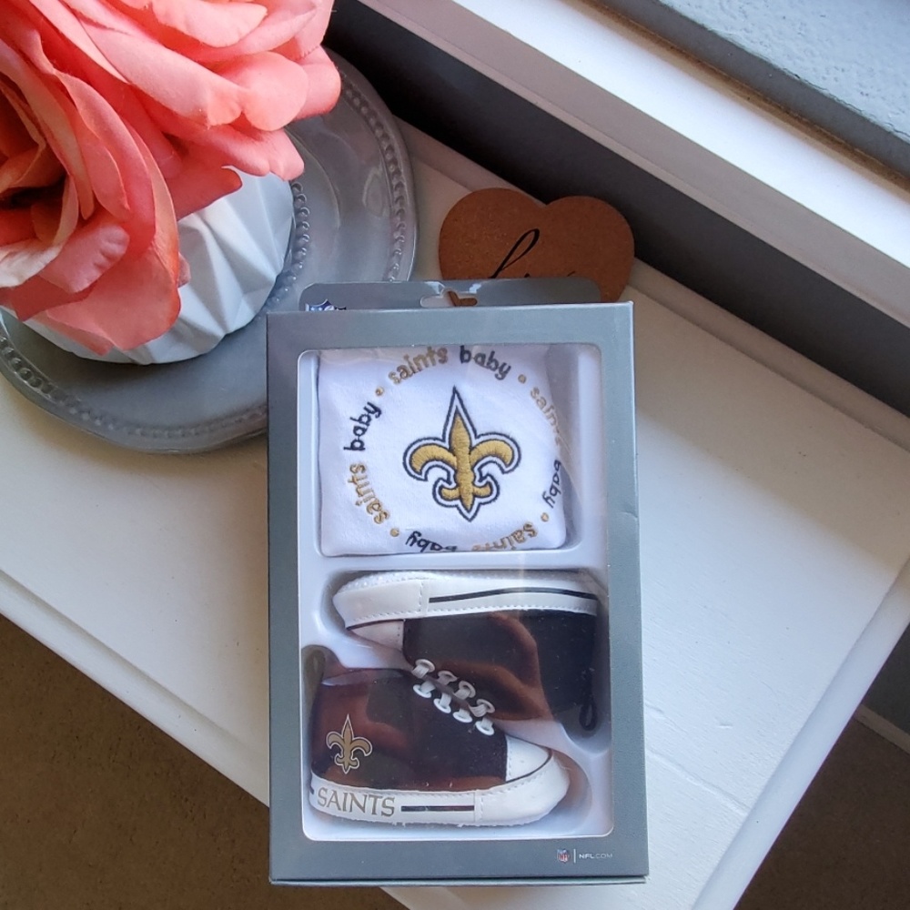 🏈⚜NIB Official NFL Saints Bib & Prewalkers set